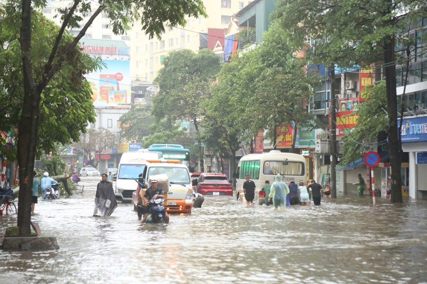 Ha Dong: nhieu tuyen duong ngap sau, giao thong te liet - Hinh anh 13